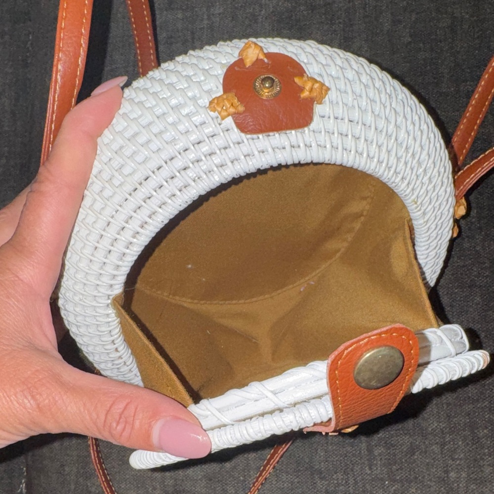 White and Brown Woven Round Bag - Picture 3 of 7